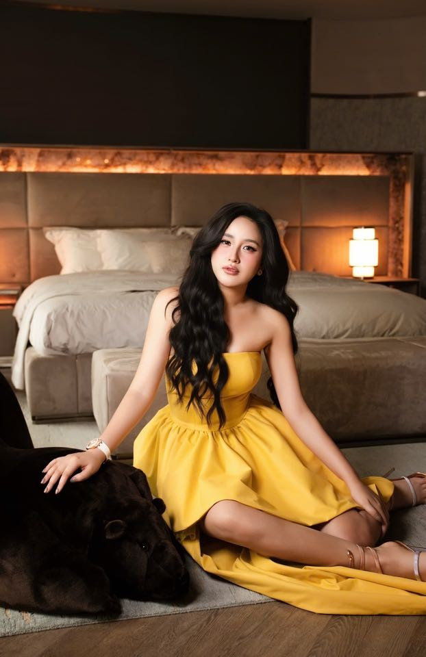 Mai Phương Thúy thu hút ánh nhìn với thiết kế váy vàng nổi bật, tôn lên vẻ gợi cảm. Ảnh: FB Mai Phuong Thuy