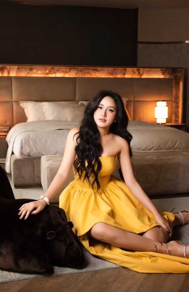 Mai Phương Thúy thu hút ánh nhìn với thiết kế váy vàng nổi bật, tôn lên vẻ gợi cảm. Ảnh: FB Mai Phuong Thuy