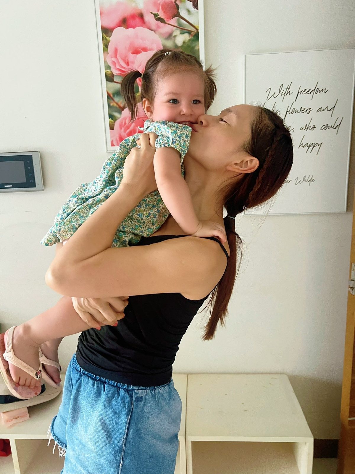 Diễn viên Lan Phương đưa hai con gái Lina và Mia về căn hộ cũ ở TP HCM nghỉ ngơi giữa lúc căng thẳng, mệt mỏi vì việc ly hôn. Ảnh: FB Lan Phương