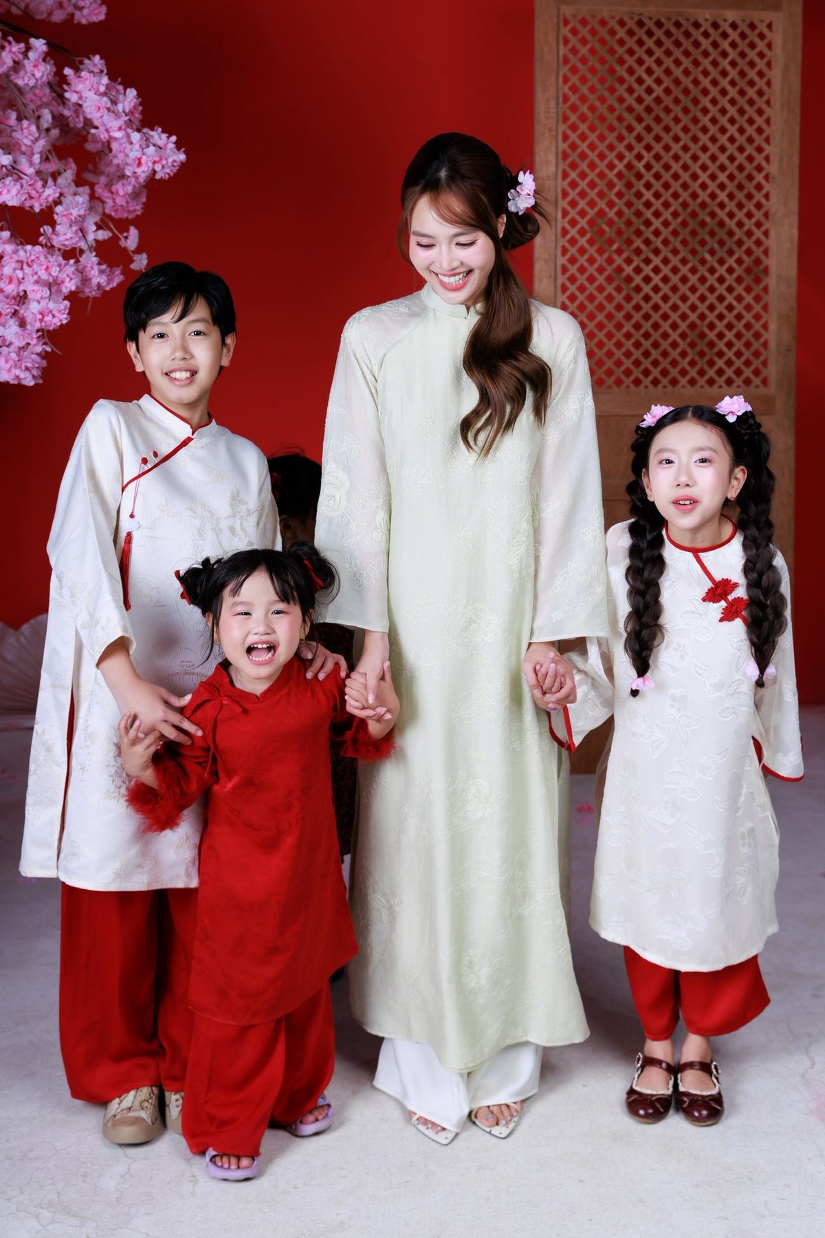 Diễn viên Ninh Dương Lan Ngọc cùng các cháu xúng xính áo dài trong bộ ảnh mừng Tết Nguyên đán. Ảnh: FB Ninh Dương Lan Ngọc