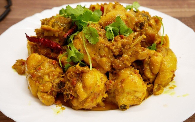 Gà kho nghệ: Gà ướp nghệ tươi, nước mắm, tiêu rồi kho lửa nhỏ. Thịt thấm vị, màu vàng đẹp mắt, thơm nức gian bếp.