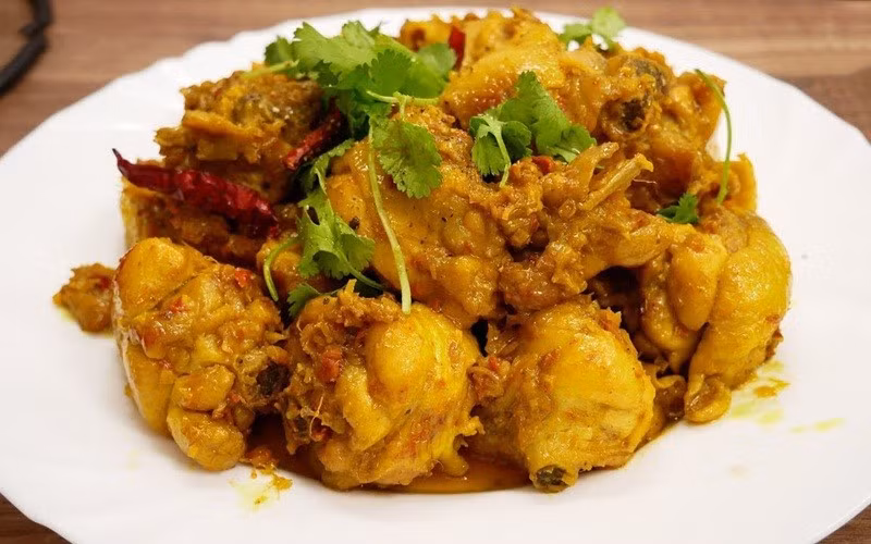 Gà kho nghệ: Gà ướp nghệ tươi, nước mắm, tiêu rồi kho lửa nhỏ. Thịt thấm vị, màu vàng đẹp mắt, thơm nức gian bếp.