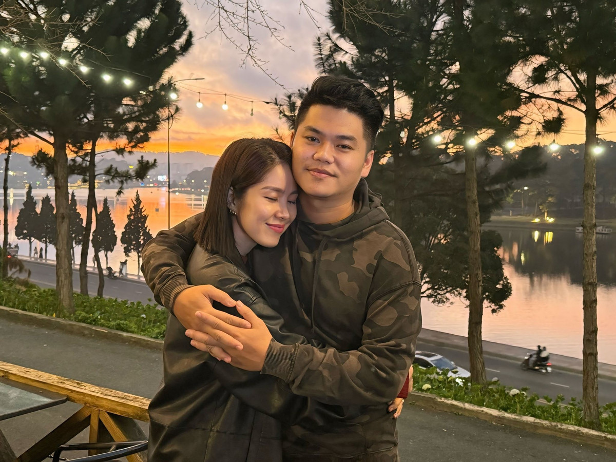 Chồng cô luôn đồng hành, chia sẻ và ủng hộ vợ trong công việc, tạo nên sự cân bằng giữa nghệ thuật và đời sống riêng.