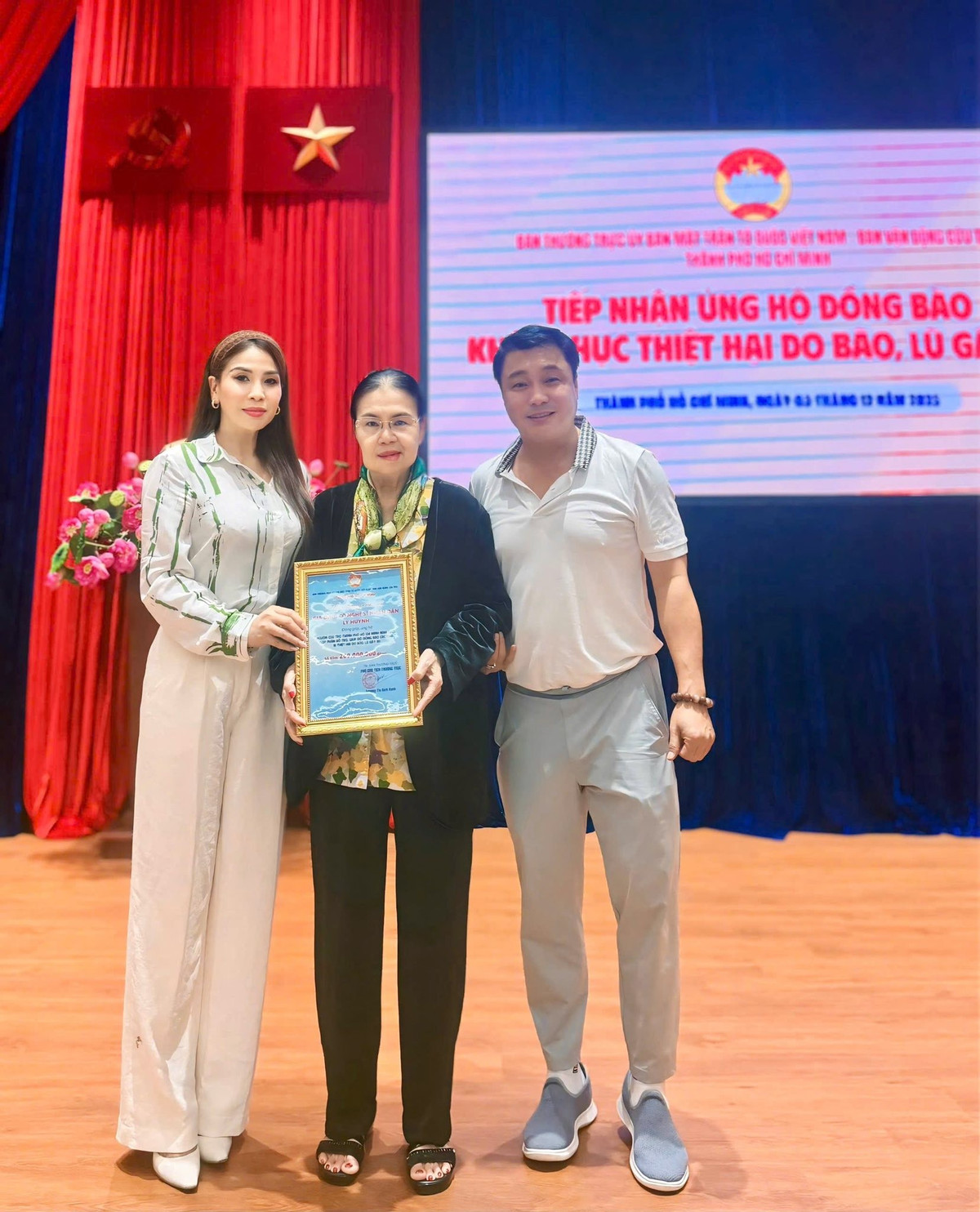 Ca sĩ Lý Hùng cùng mẹ và em gái Lý Hương tới MTTQ Việt Nam tại TP HCM trao 200 triệu đồng ủng hộ bà con bị thiệt hại do bão lũ. Ảnh: FB Lý Hùng