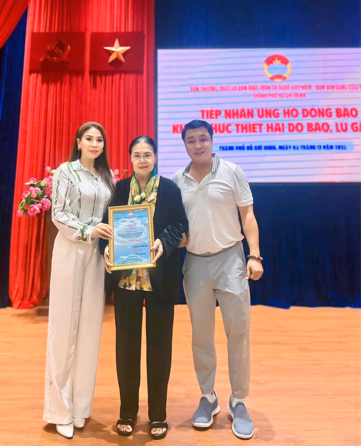 Ca sĩ Lý Hùng cùng mẹ và em gái Lý Hương tới MTTQ Việt Nam tại TP HCM trao 200 triệu đồng ủng hộ bà con bị thiệt hại do bão lũ. Ảnh: FB Lý Hùng