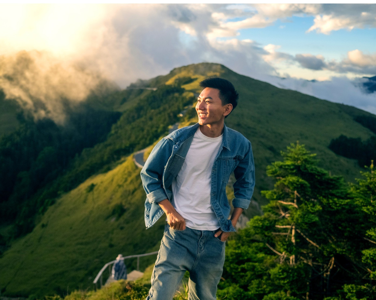 Bắt đầu làm video từ gần 9 năm trước, anh rong ruổi khắp nơi chỉ với một chiếc máy quay mini và điện thoại để ghi lại những câu chuyện về ẩm thực, văn hóa và đời sống địa phương.