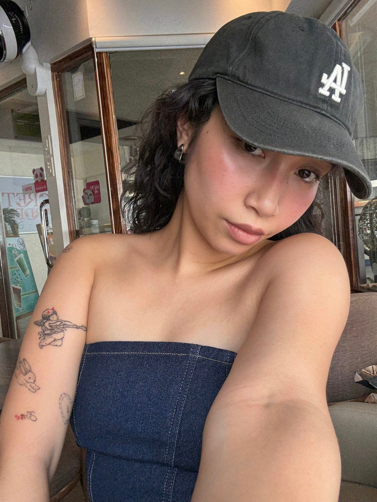 Mỹ Anh - con gái diva Mỹ Linh mặc táo bạo dạo phố ở Manila. Ảnh: FB Mỹ Anh