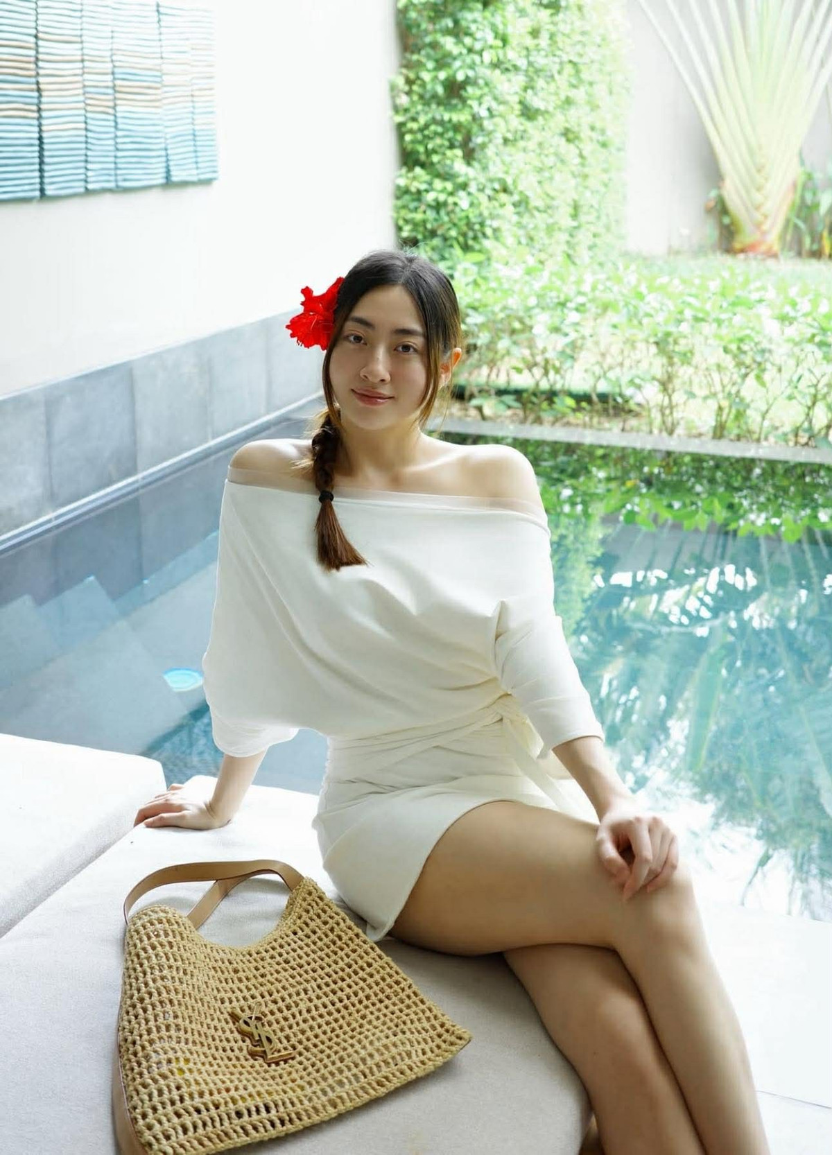 Không chỉ gây ấn tượng bởi thần thái ngày càng trưởng thành, Lương Thùy Linh còn tiếp tục khẳng định lợi thế hình thể “đỉnh cao” của mình.