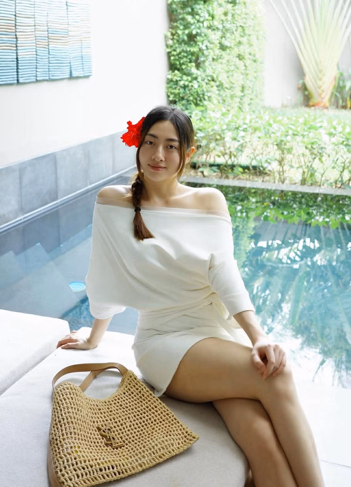 Không chỉ gây ấn tượng bởi thần thái ngày càng trưởng thành, Lương Thùy Linh còn tiếp tục khẳng định lợi thế hình thể “đỉnh cao” của mình.