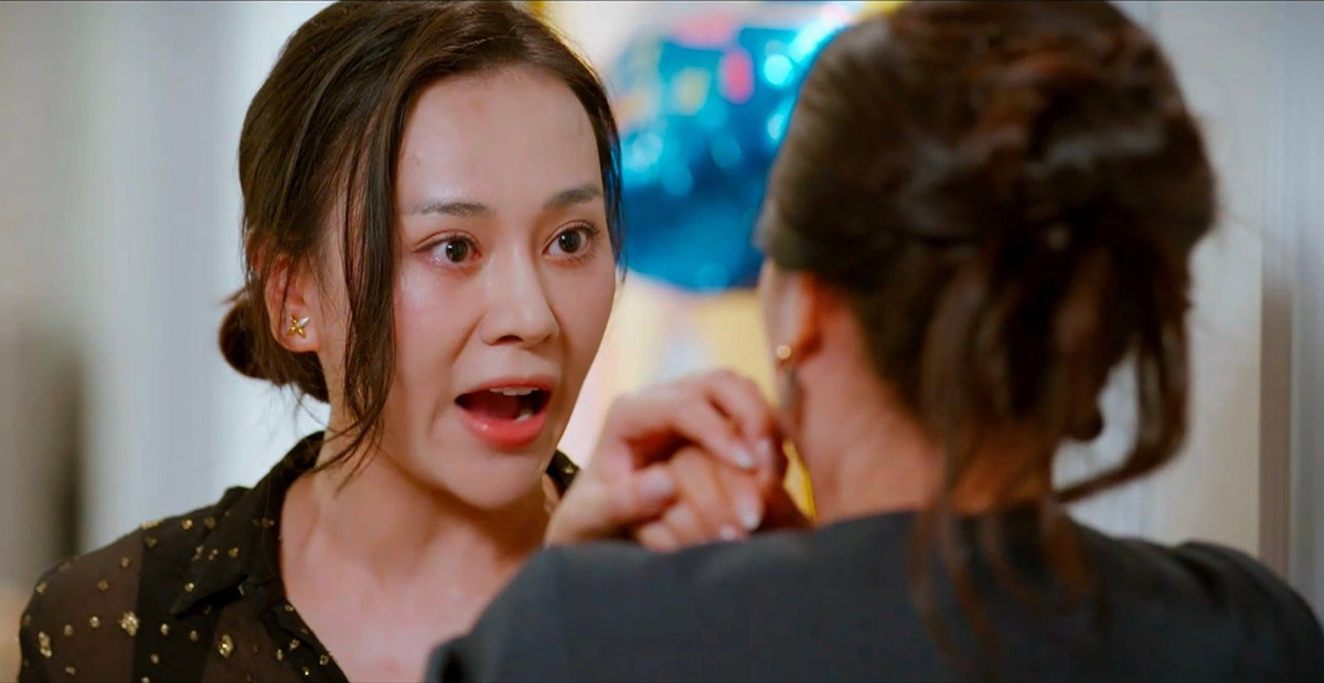 Mới đây, cảnh Mỹ Anh (Phương Oanh) bảo vệ con trai trong tập 12 phim truyền hình “Gió ngang khoảng trời xanh” đã tạo nên cuộc tranh luận sôi nổi khi khán giả nhớ ngay đến màn trình diễn kinh điển của Đồng Dao trong vai Cố Giai.