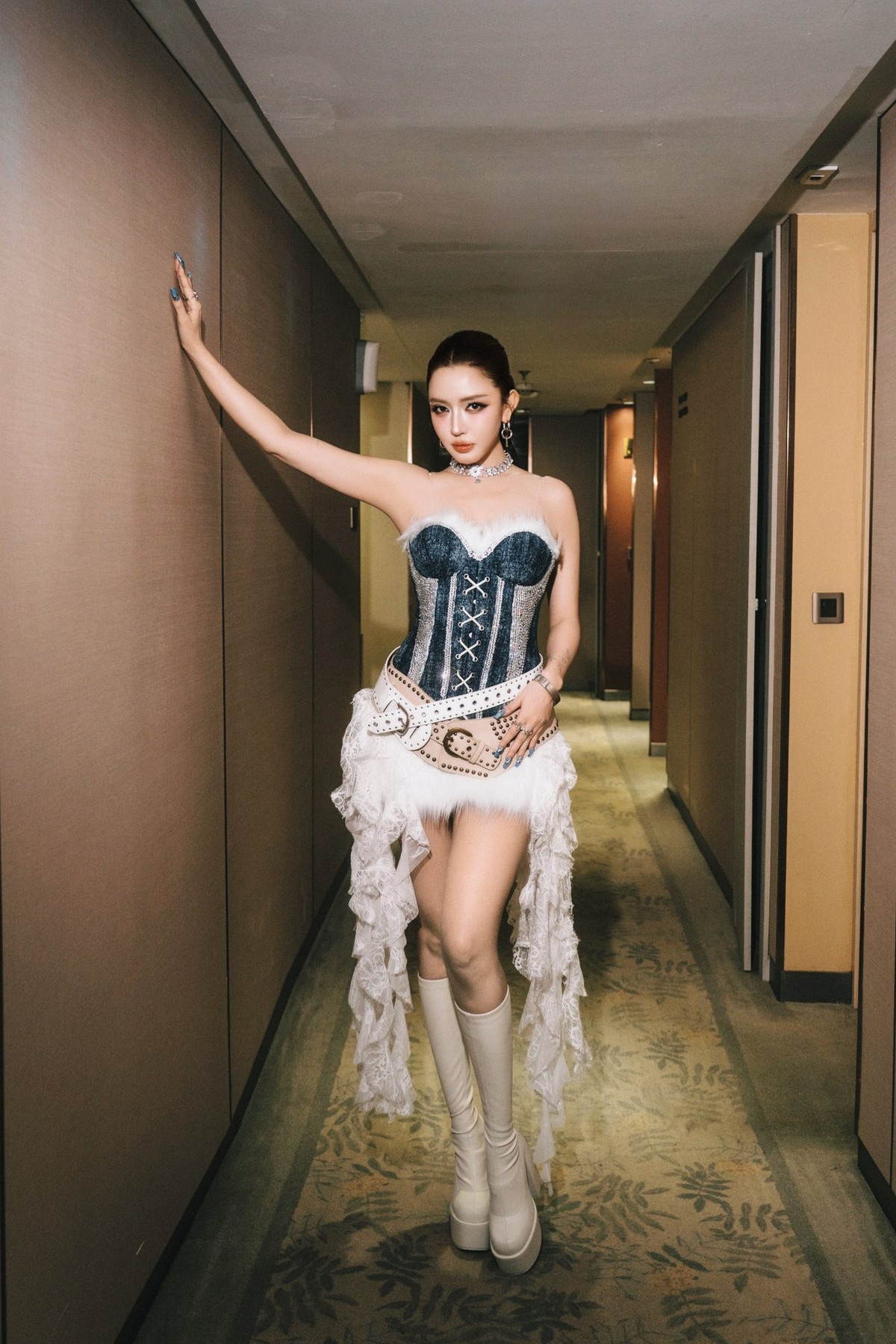 Thiết kế giúp nữ ca sĩ khéo léo khoe vẻ ngoài căng tràn, quyến rũ, đồng thời tôn lên lợi thế hình thể khiến khán giả khó rời mắt.