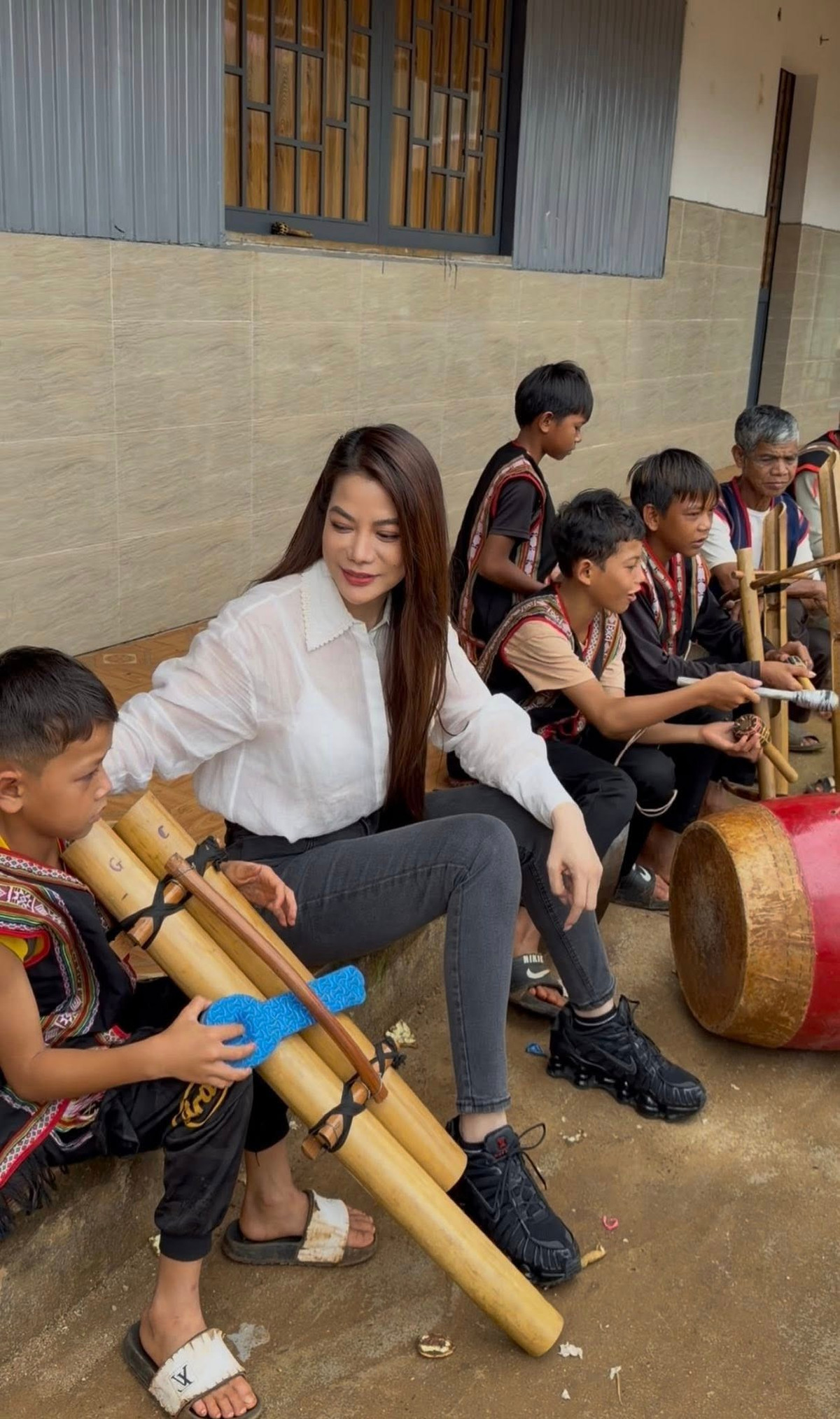 Trương Ngọc Ánh đến thăm một bản nhỏ ở Gia Lai nhân dịp Trung thu. Ảnh: FB Trương Ngọc Ánh