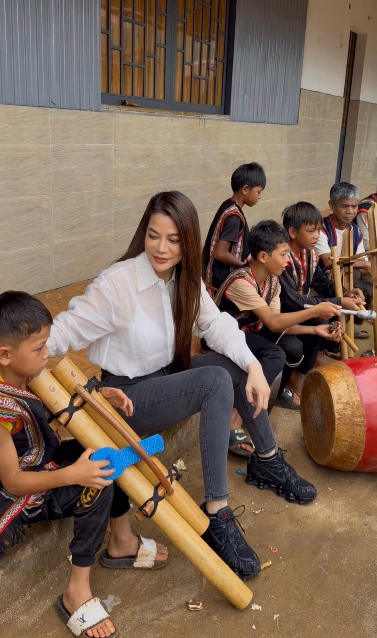 Trương Ngọc Ánh đến thăm một bản nhỏ ở Gia Lai nhân dịp Trung thu. Ảnh: FB Trương Ngọc Ánh