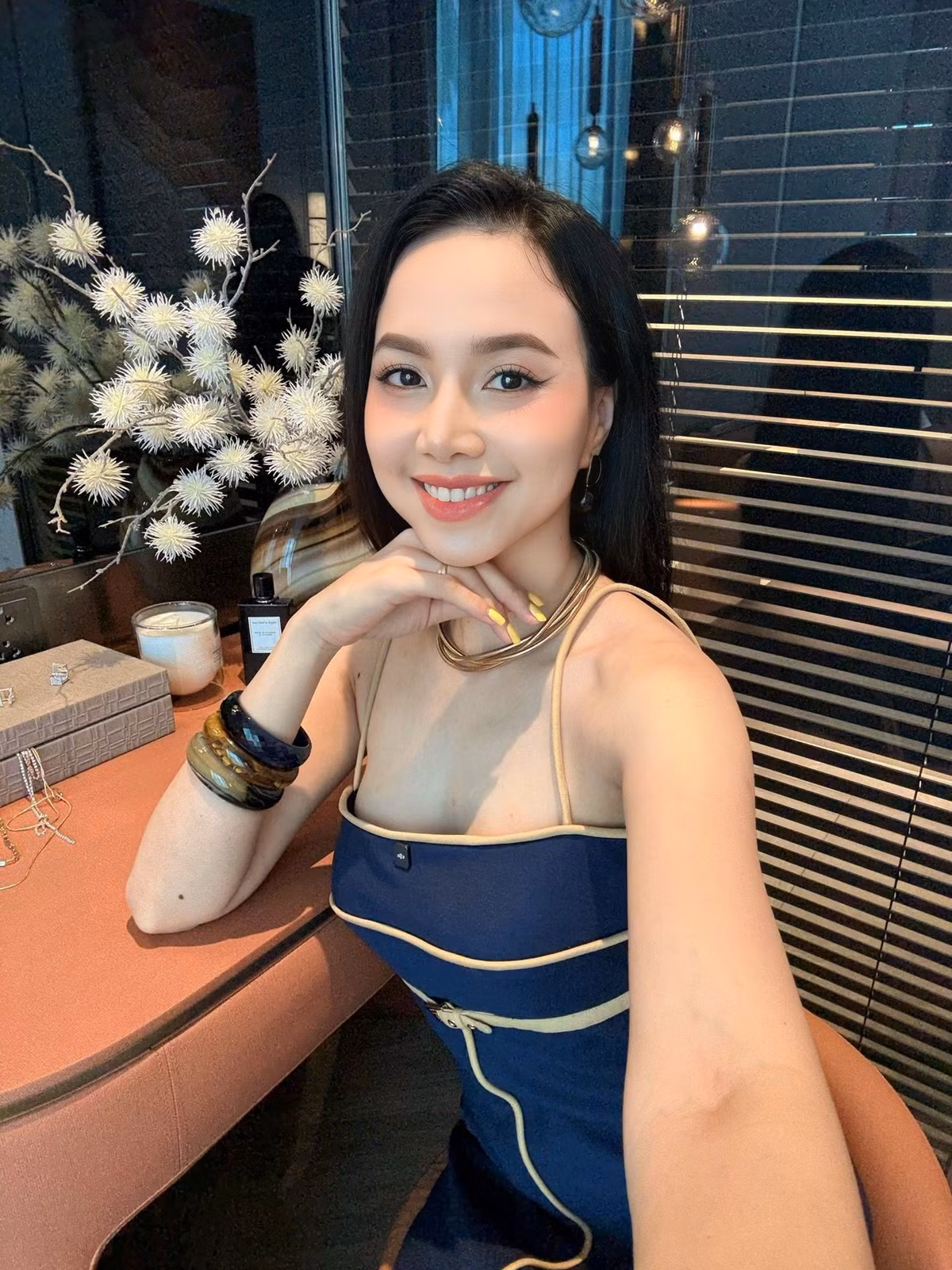 Đinh Ngọc Diệp cũng hé lộ, chồng rất ủng hộ công việc diễn viên của vợ nhưng cô chỉ muốn trau dồi kiến thức về truyền thông, dựng phim và những công việc hậu kỳ để hỗ trợ công việc cho ông xã. Ảnh: FB Dinh Ngoc Diep