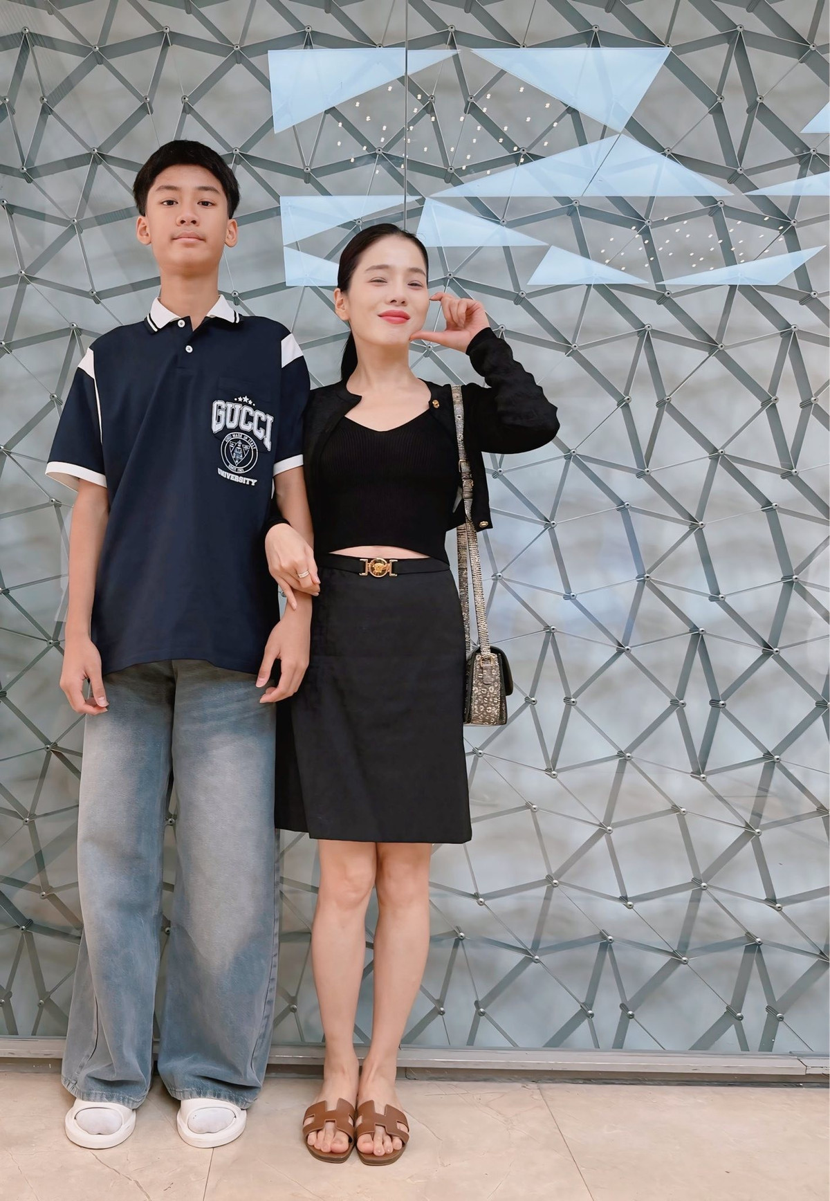 Sinh ra trong gia đình có mẹ là nữ ca sĩ nổi tiếng và bố là doanh nhân thành đạt, bé Bo từ nhỏ đã có cuộc sống sung túc.