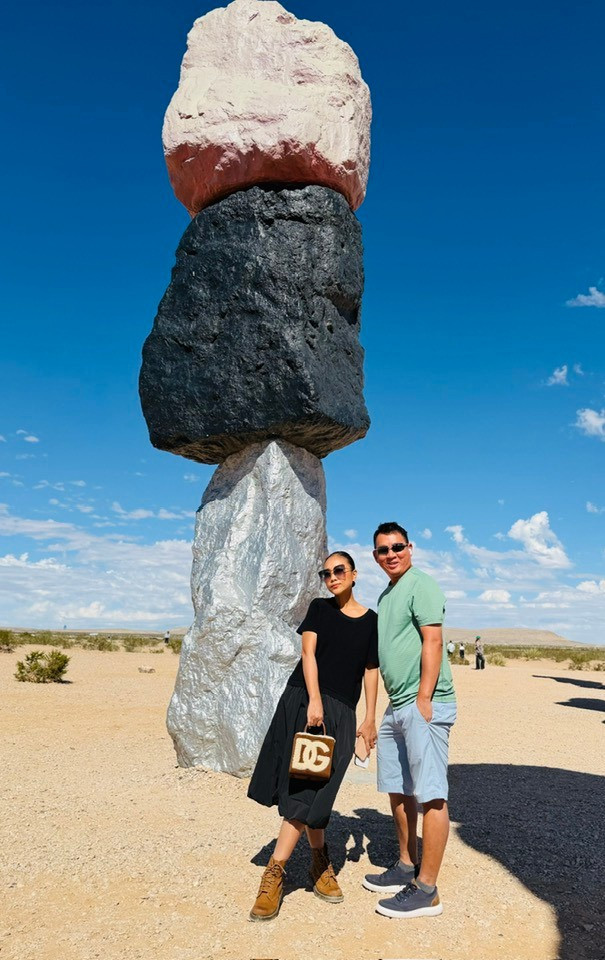 Đoan Trang hội ngộ người bạn thời thơ ấu trong chuyến công tác tại Mỹ. Ảnh: FB Doan Trang