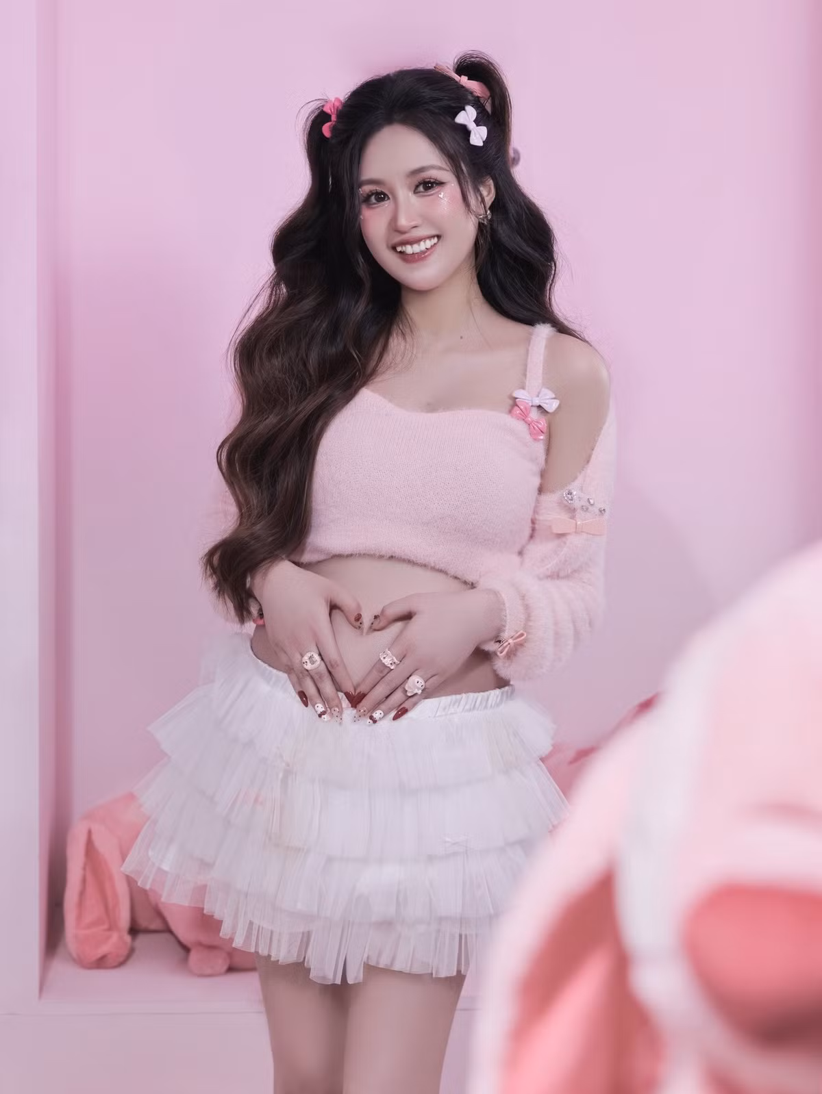 Diễn viên Phương Hằng diện trang phục như thiếu nữ tuổi teen, khoe bụng bầu. Ảnh: FB Phương Hằng