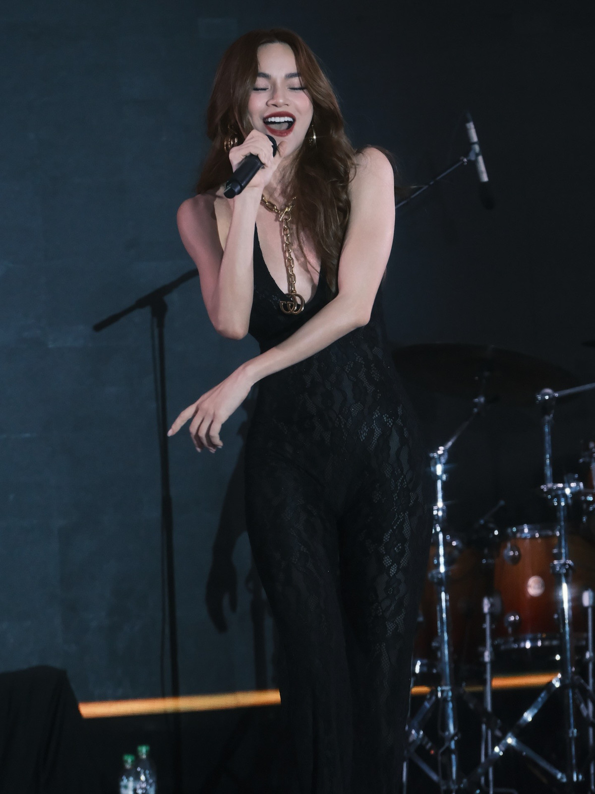 Chất liệu ren xuyên thấu tinh tế vừa khoe lợi thế hình thể vừa giữ được sự sang trọng cần có trên sân khấu của nữ ca sĩ.