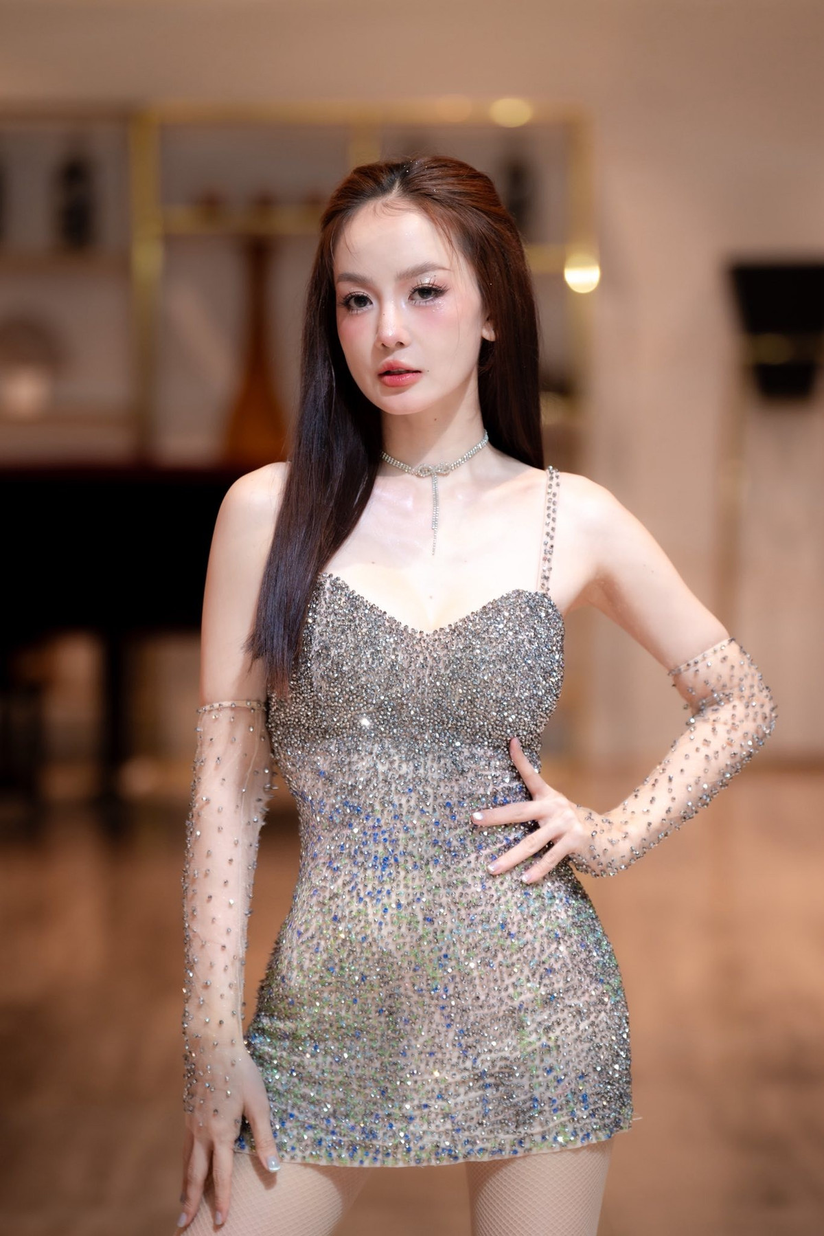 Ngọc Kayla, tên thật Phan Thị Ngọc Thương, sinh năm 1991, từng là gương mặt quen thuộc của nhóm nhạc nữ Mắt Ngọc. Gia nhập nhóm từ năm 2015 và hoạt động khoảng hai năm rưỡi, cô quyết định rẽ hướng solo để theo đuổi con đường âm nhạc riêng.