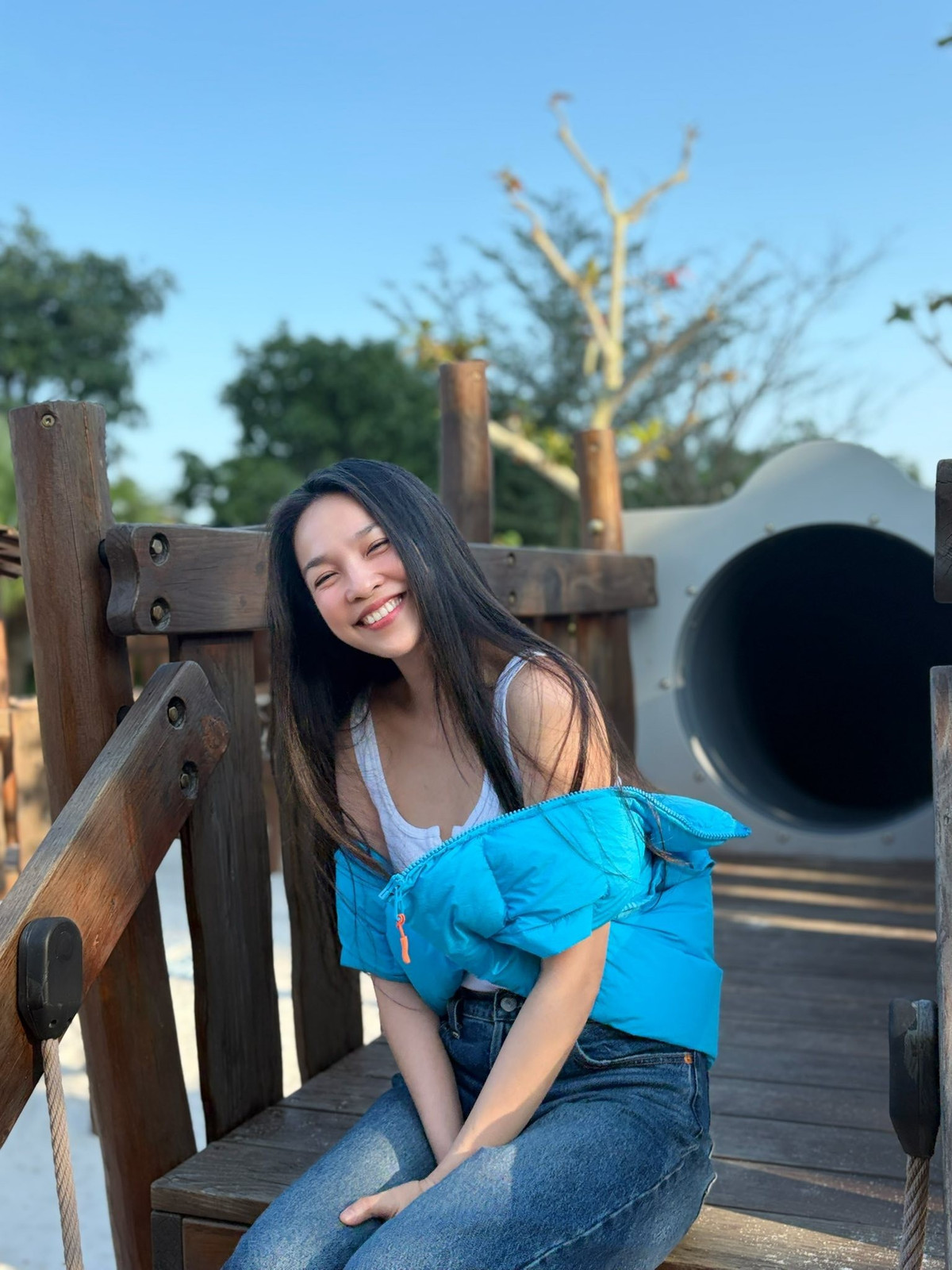 Không chỉ vậy, phong cách thời trang hiện đại và đa dạng cũng góp phần giúp nữ ca sĩ ghi điểm. Hiền Thục ưa chuộng các trang phục trẻ trung như váy babydoll, áo trễ vai, quần short, crop top hay váy xòe, tạo nên hình ảnh năng động và đầy sức sống.