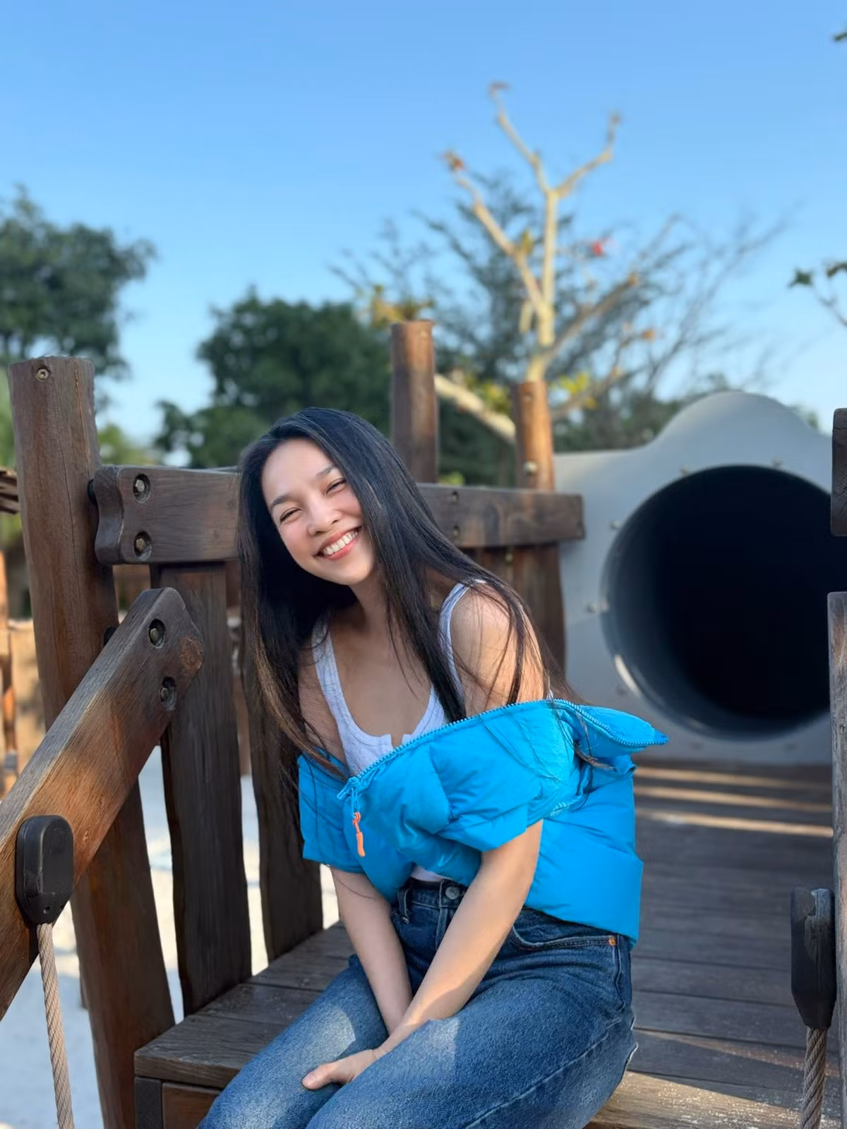 Không chỉ vậy, phong cách thời trang hiện đại và đa dạng cũng góp phần giúp nữ ca sĩ ghi điểm. Hiền Thục ưa chuộng các trang phục trẻ trung như váy babydoll, áo trễ vai, quần short, crop top hay váy xòe, tạo nên hình ảnh năng động và đầy sức sống.