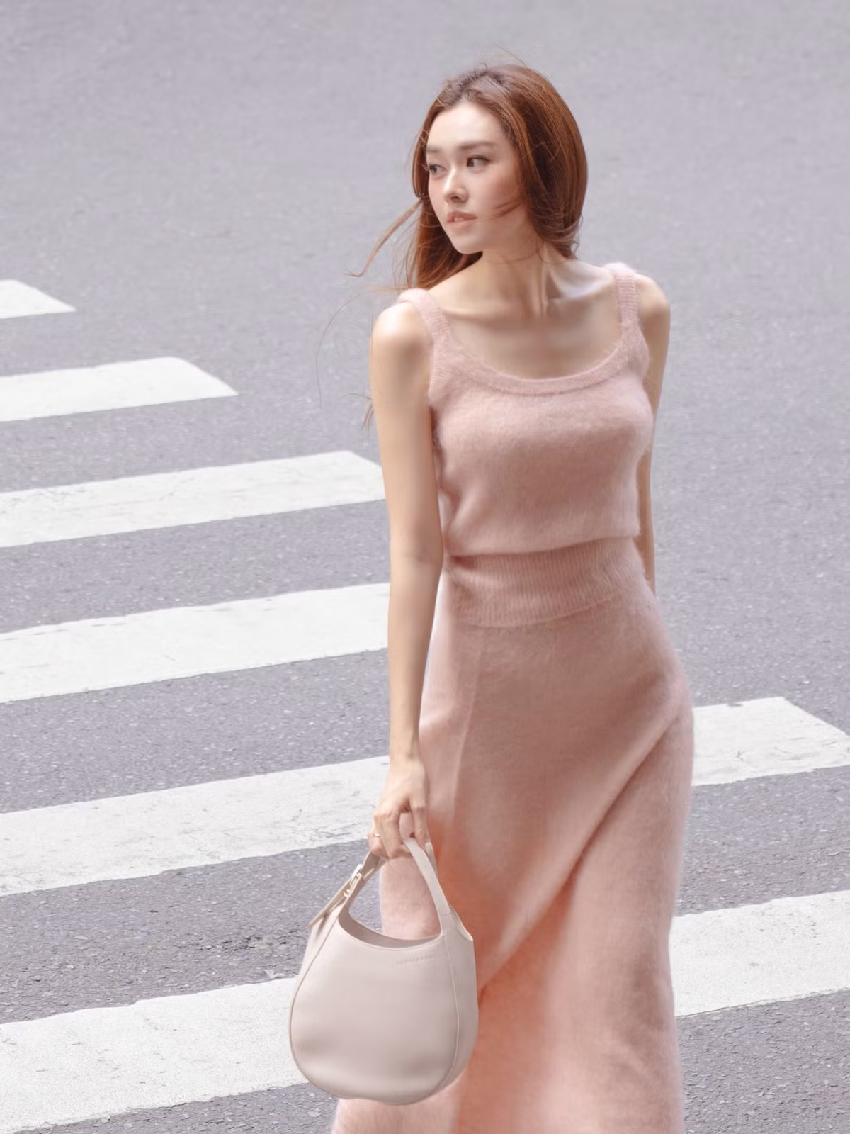 Á hậu Tường San khoe dáng thướt tha trên phố. Ảnh: FB Nguyễn Tường San