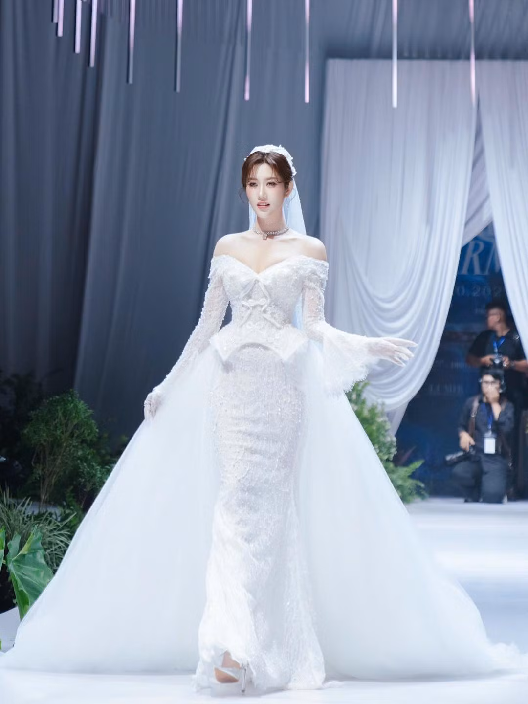 Nhiều bình luận cho rằng Thuý Ngân sở hữu nét đẹp không hề kém cạnh, thậm chí còn có chất riêng đầy cuốn hút khi đứng cạnh “mỹ nhân đẹp nhất Philippines”.