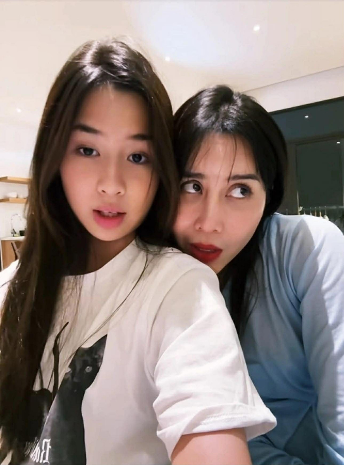 Nữ ca sĩ cho biết Mina đã bắt đầu quan tâm đến diện mạo cũng như cách phối đồ mỗi khi ra ngoài.