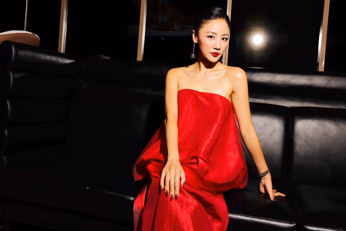 Giọng ca 'Nếu như ngày anh đến' cũng thường xuyên chia sẻ những khoảnh khắc quyến rũ trên mạng xã hội.