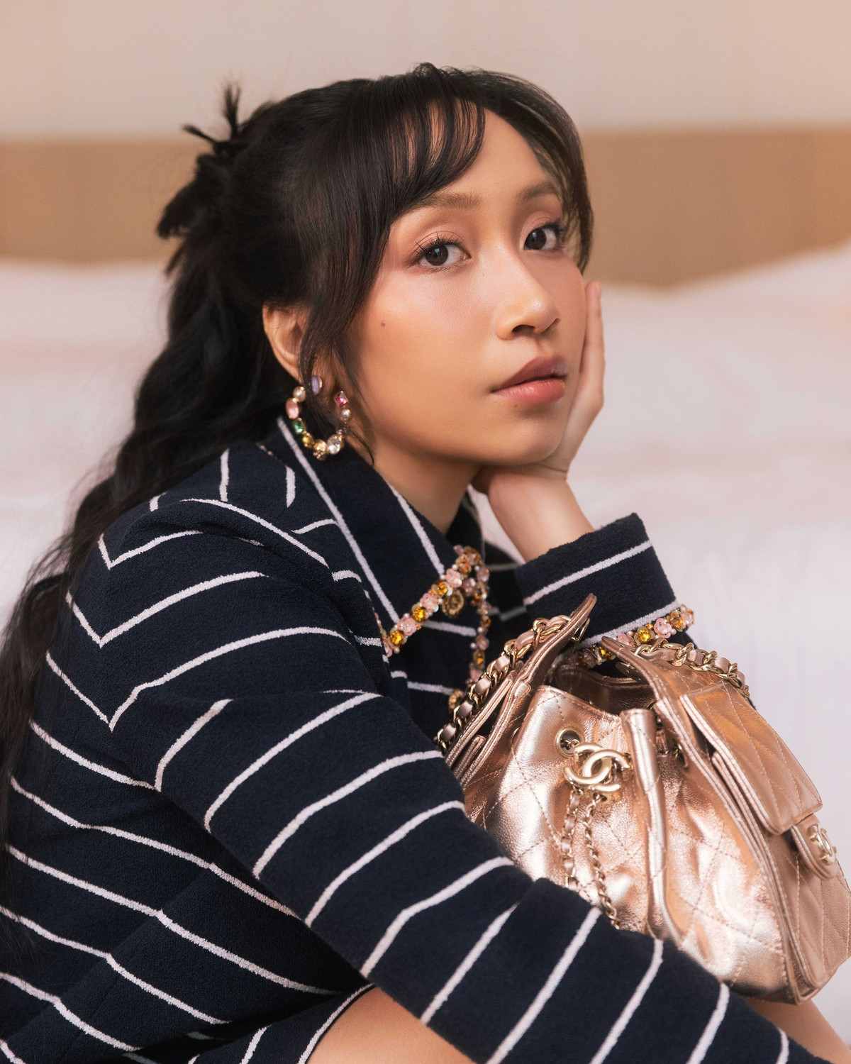 Ít ai biết rằng Mỹ Anh đã bộc lộ niềm đam mê và năng khiếu nghệ thuật từ khi còn nhỏ. Không chỉ sở hữu giọng hát giàu cảm xúc, cô còn chơi được nhiều loại nhạc cụ.