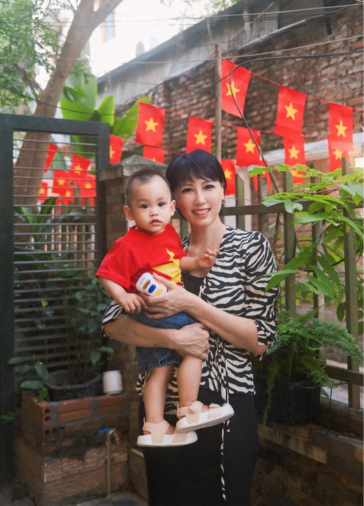 Không ít netizen hài hước bình luận: “Nhìn mẹ mà tưởng chị gái của Doãn Hải My”, hay “Gen trội nhà Hải My đúng là không đùa được”.