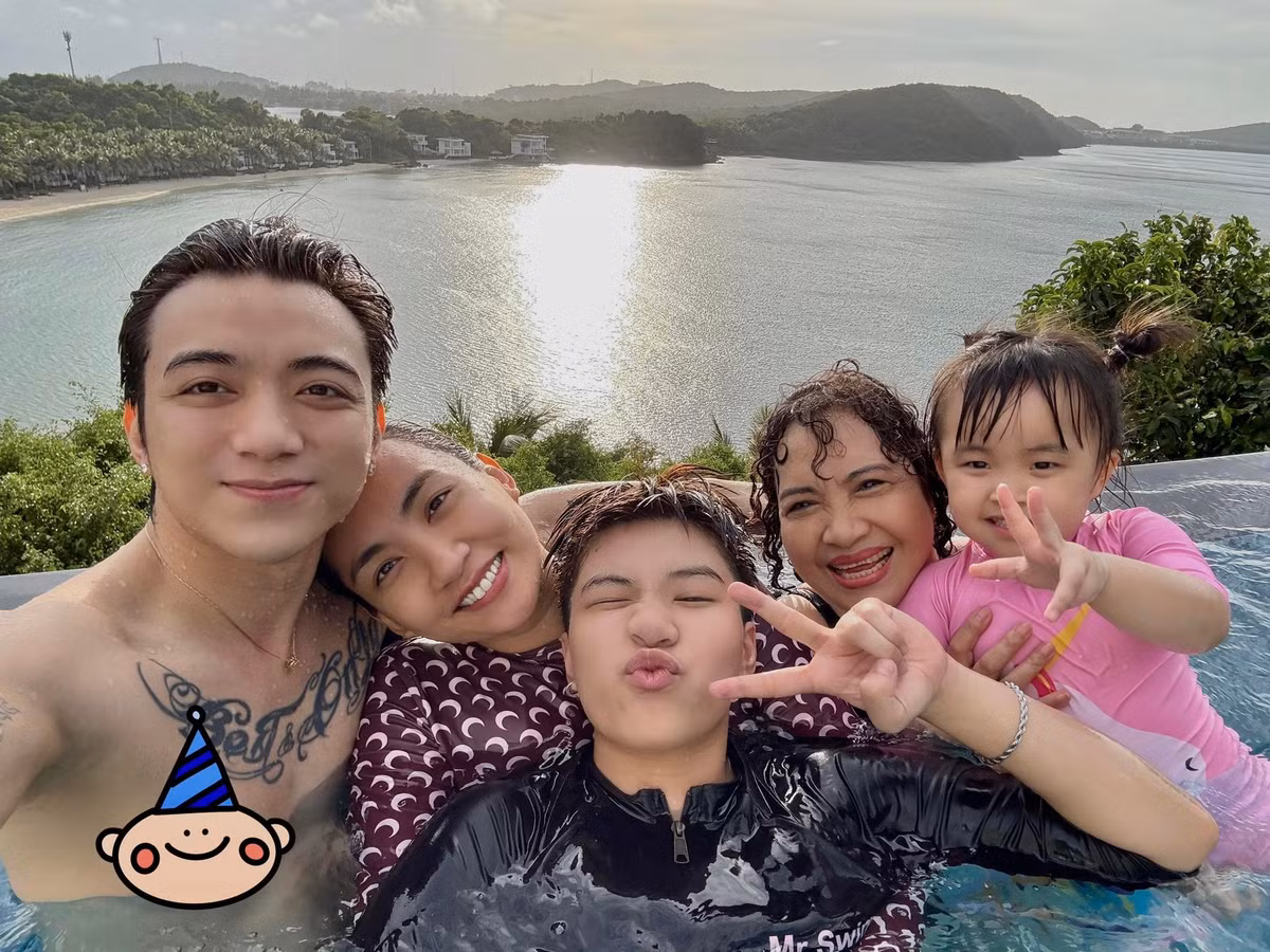 Soobin chia sẻ hình ảnh bên người thân ở hồ bơi. Ảnh: FB Sơn Hoàng Nguyễn