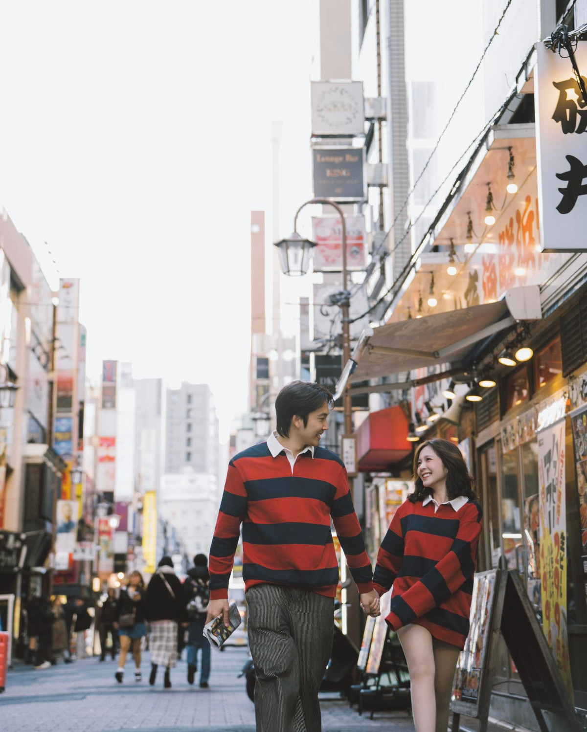 Từ khoảnh khắc nắm tay, tựa vai đến ánh nhìn trao nhau đầy yêu thương của Đình Tú và Ngọc Huyền khiến netizen thích mê.