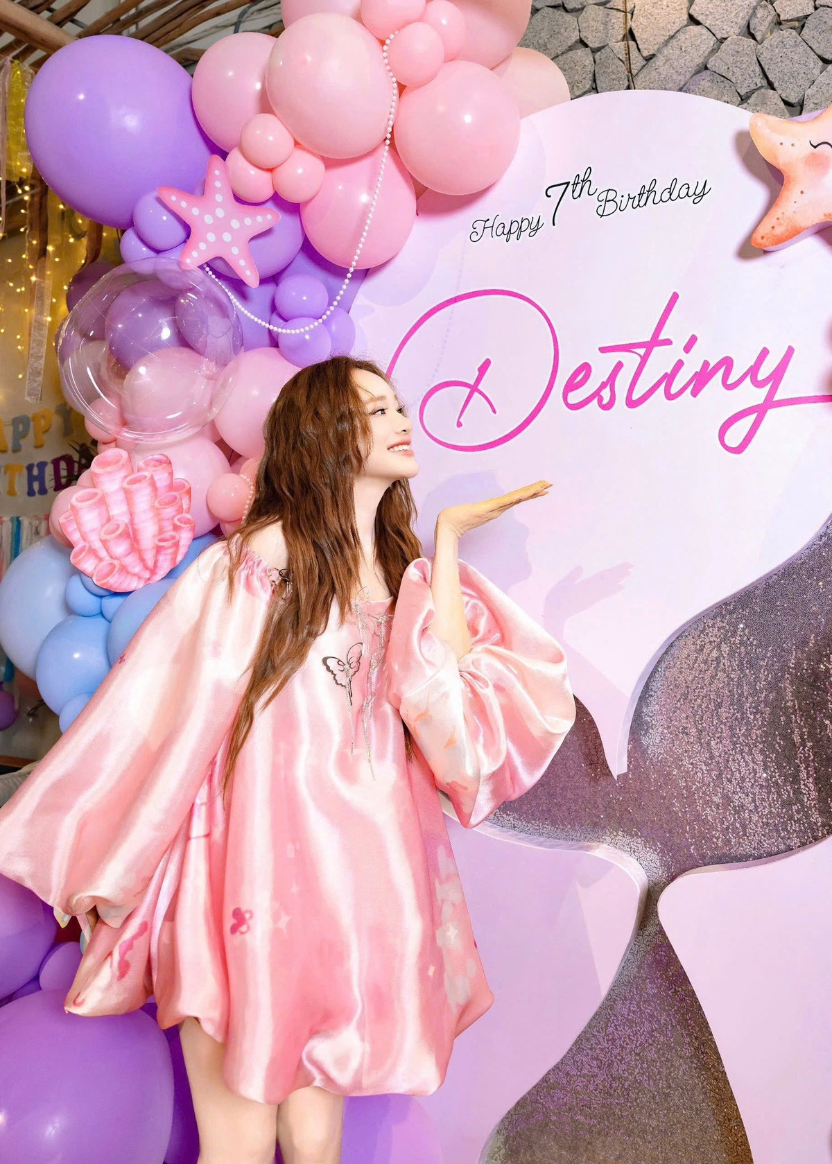 Ở giai đoạn cận kề ngày sinh, nữ diễn viên vẫn giữ vóc dáng khá gọn gàng, chỉ tăng cân rõ ở vùng bụng, tay chân thon thả.