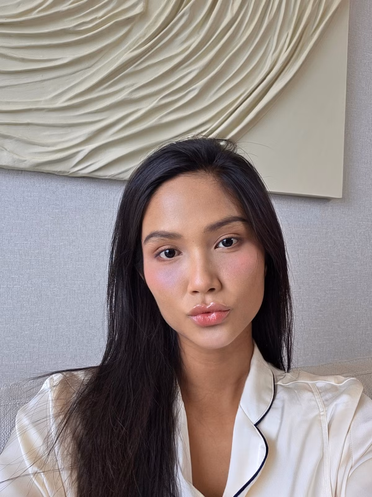 Trên trang cá nhân mới đây, Hoa hậu H'Hen Niê gây chú ý khi đăng tải loạt ảnh mới. Không giống như hình ảnh đầu bù tóc rối thường thấy ở các mẹ bỉm, nàng hậu xuất hiện với gương mặt tươi tắn, thần thái rạng rỡ và phong cách chỉn chu.