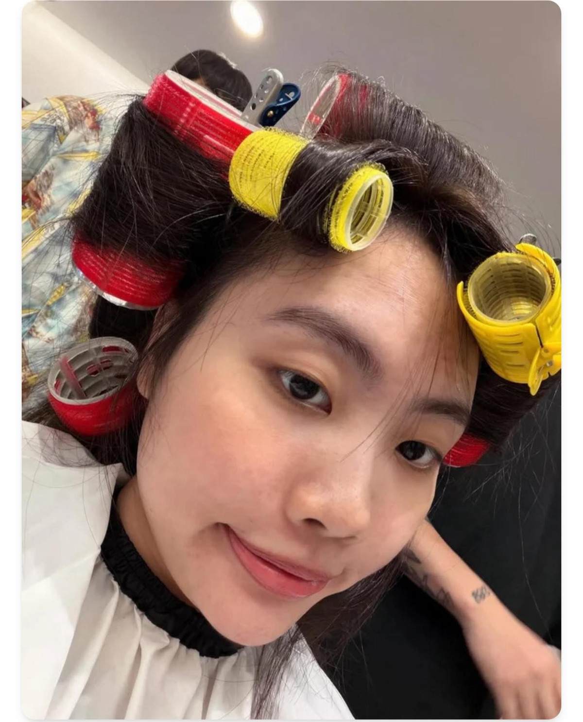 Trên trang cá nhân, Phương Mỹ Chi chia sẻ những khoảnh khắc chân thật về lịch trình làm việc dày đặc của mình. Từ lúc làm tóc, chuẩn bị trang phục trước giờ biểu diễn, di chuyển giữa các địa điểm cho đến khi xuất hiện trên sân khấu, nữ ca sĩ đều toát lên phong thái chuyên nghiệp và chỉn chu.