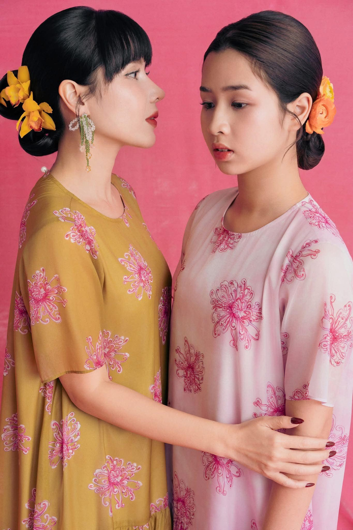 Ca sĩ Lưu Hương Giang gây chú ý khi chia sẻ khoảnh khắc chụp chung cùng con gái lớn Hồ Khánh Hà, thường được gọi bằng tên thân mật là Mina.