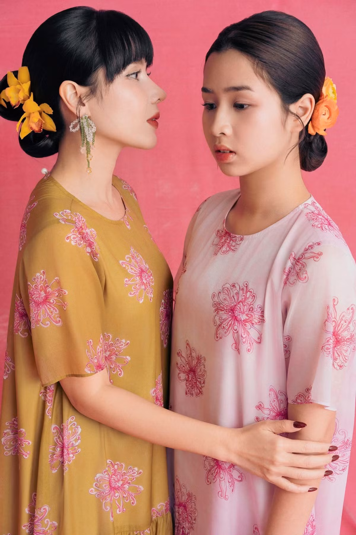 Ca sĩ Lưu Hương Giang gây chú ý khi chia sẻ khoảnh khắc chụp chung cùng con gái lớn Hồ Khánh Hà, thường được gọi bằng tên thân mật là Mina.