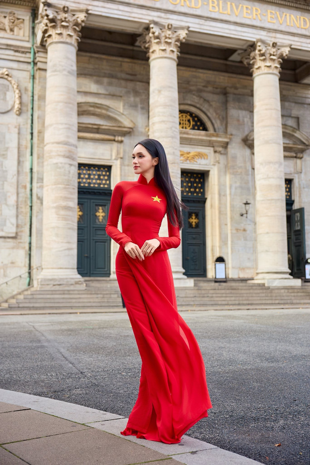 Bộ ảnh mới nhất của Hương Giang được thực hiện tại thành phố cổ kính và thơ mộng Copenhagen, Đan Mạch. Giữa khung cảnh kiến trúc châu Âu đầy nắng, người đẹp xuất hiện đầy nữ tính và duyên dáng trong tà áo dài truyền thống màu đỏ rực rỡ.