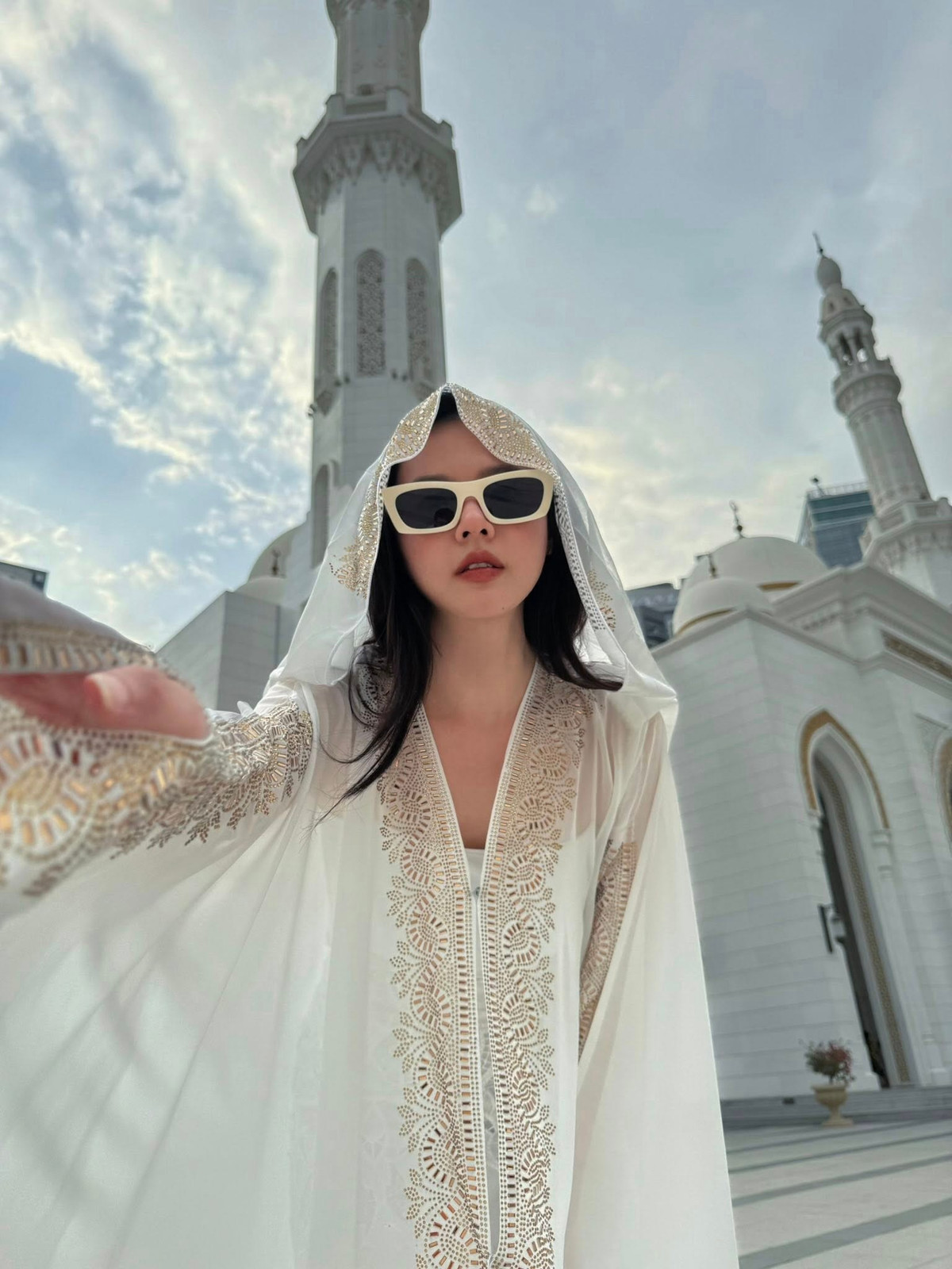 Tin tức sao Việt 15/10: Midu đến Dubai mừng tuổi mới, cô check in ở Bồ Đề Đạo Tràng. Ảnh: FB Đặng Thị Mỹ Dung