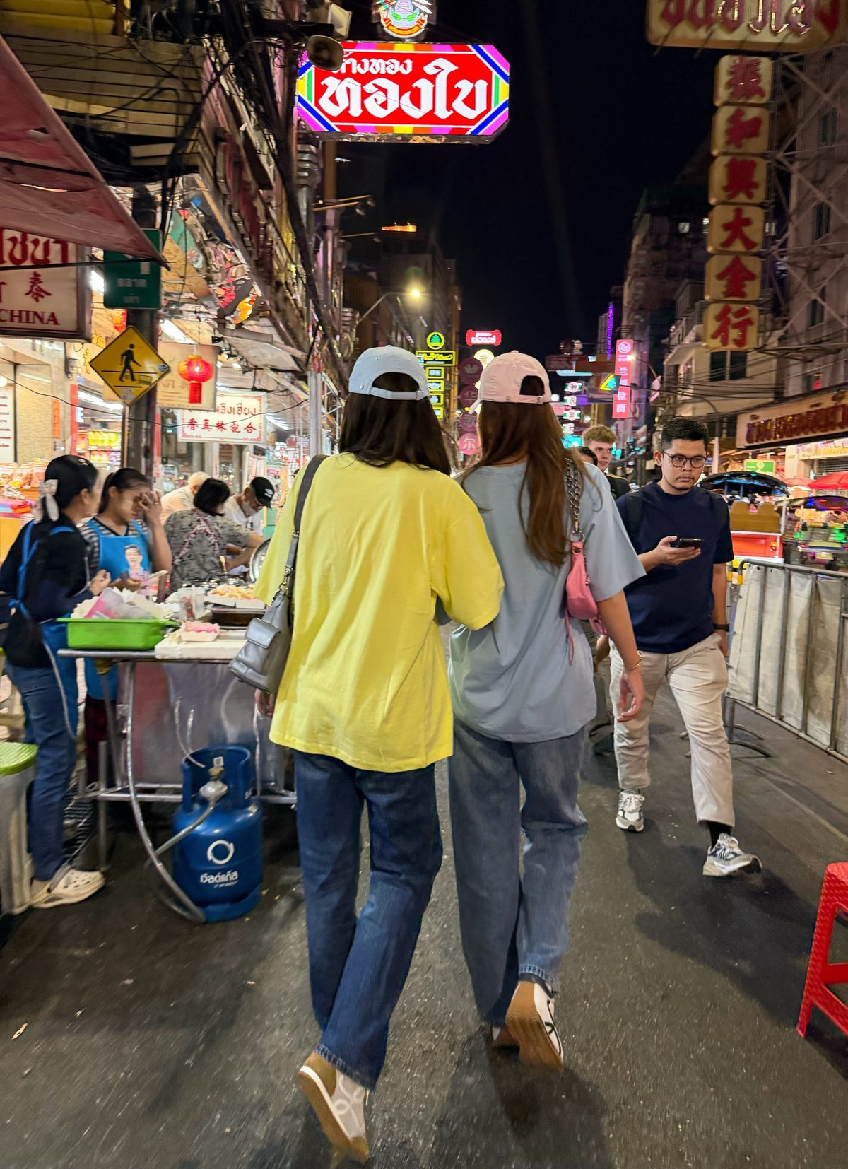 Trong mọi khung hình, hai nàng hậu khiến dân tình "đứng ngồi không yên" khi diện đồ đôi đồng điệu.