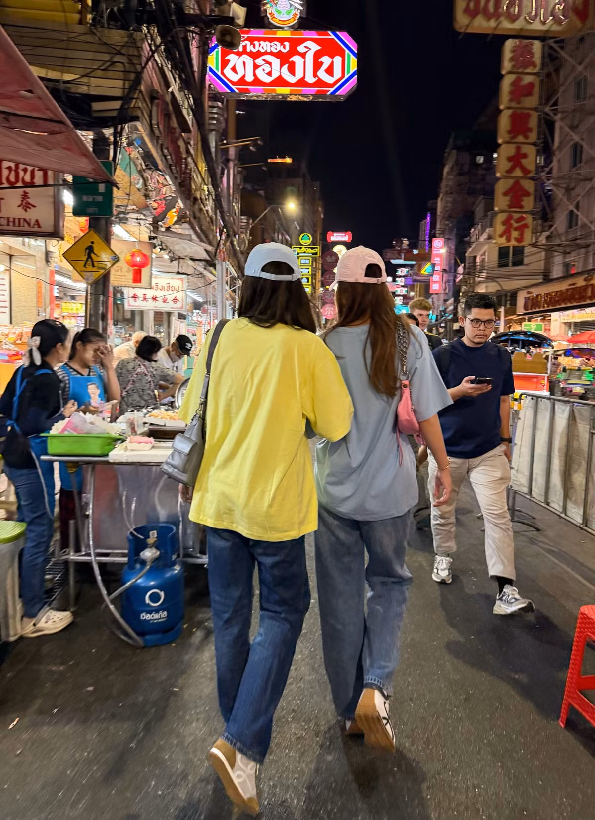 Trong mọi khung hình, hai nàng hậu khiến dân tình "đứng ngồi không yên" khi diện đồ đôi đồng điệu.