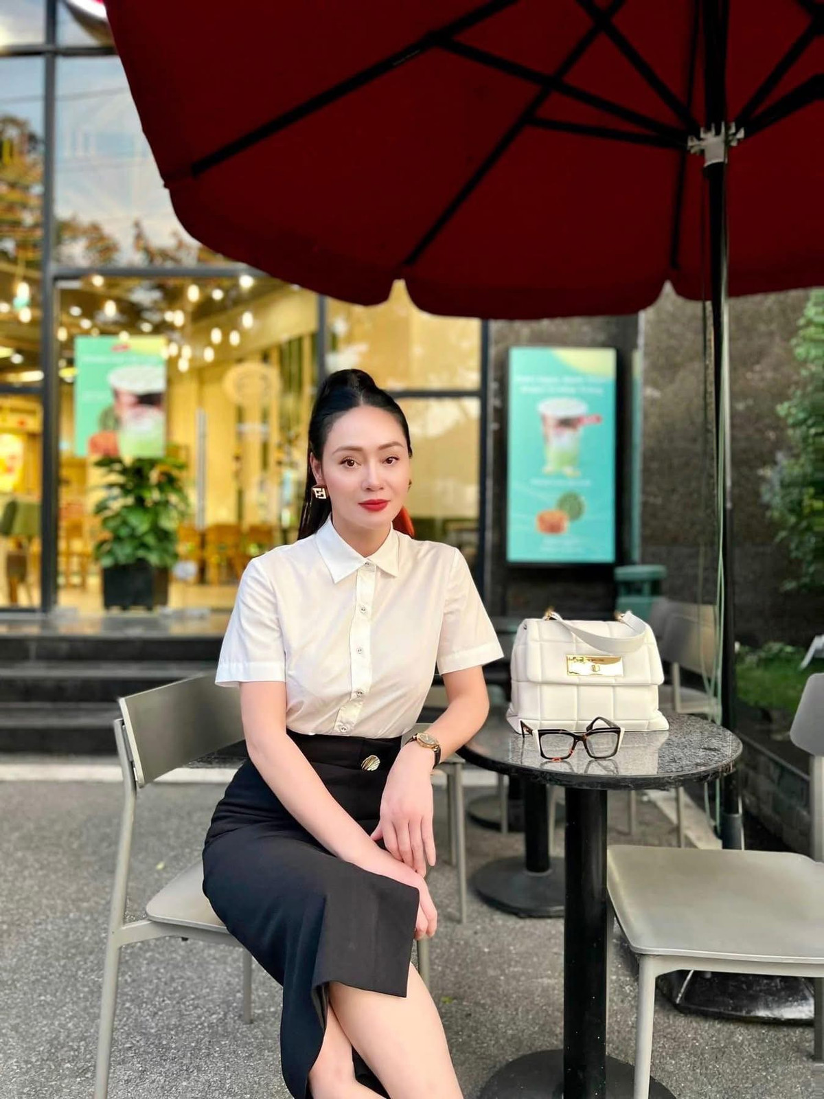 NSƯT Quách Thu Phương sang chảnh ngồi cafe. Ảnh: FB Quách Thu Phương