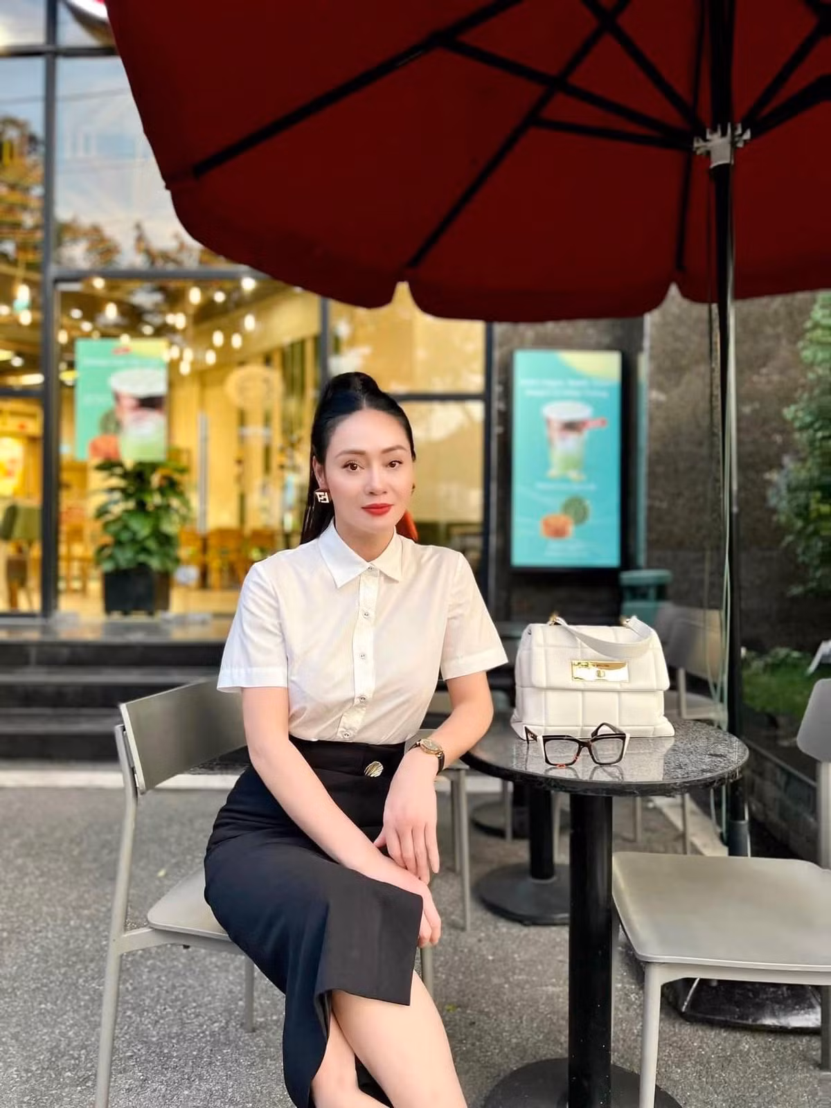 NSƯT Quách Thu Phương sang chảnh ngồi cafe. Ảnh: FB Quách Thu Phương