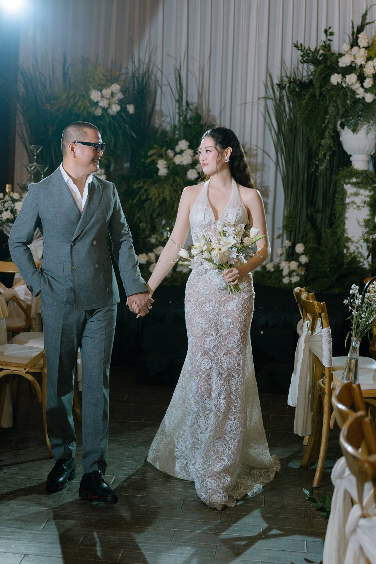 Mới đây, Hoa hậu Khánh Vân và ông xã Nguyễn Long tổ chức một bữa tiệc kỷ niệm 1 năm ngày cưới với quy mô nhỏ nhưng được chăm chút khá hoành tráng và đầy cảm xúc.