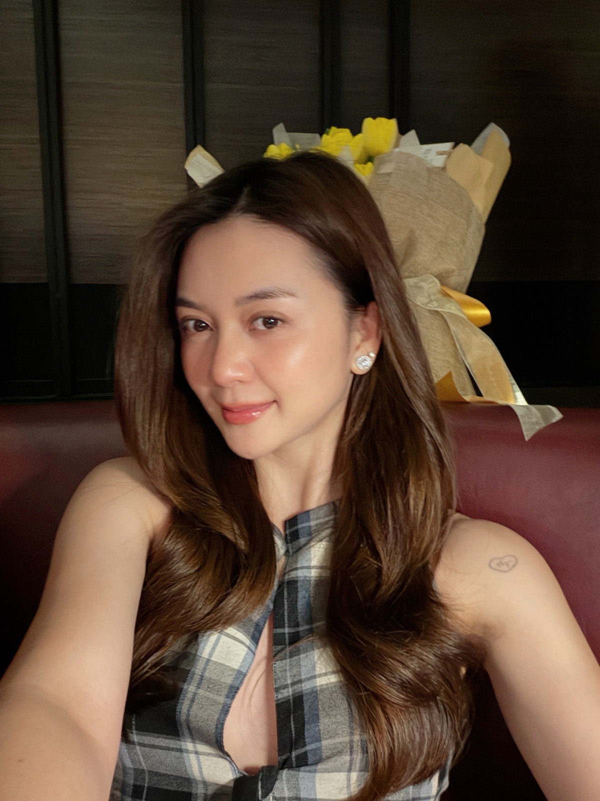 Trong khoảnh khắc được chia sẻ, nữ ca sĩ không ngần ngại thể hiện sự thân mật khi trao nụ hôn má đầy tình cảm cho nửa kia.