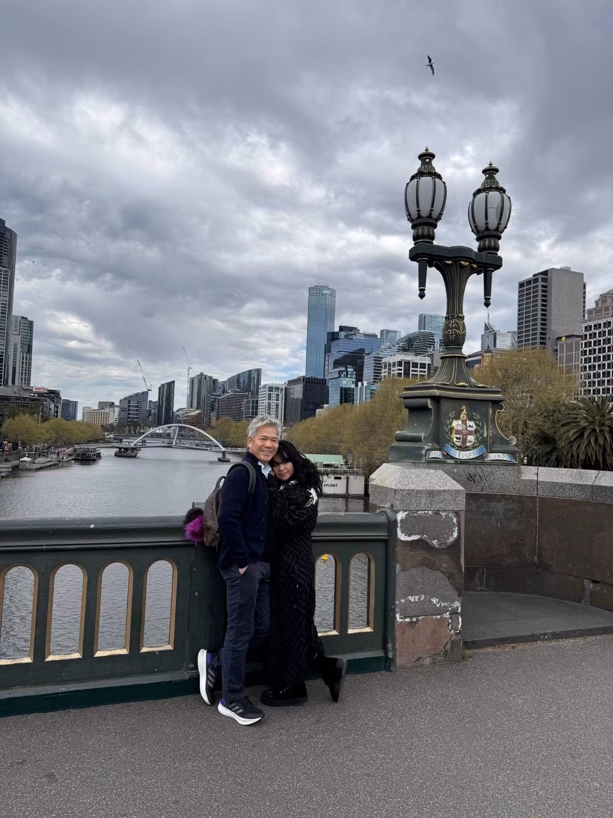 Cả hai cùng nhau khám phá, chụp ảnh ở các địa điểm nổi tiếng nơi đây.