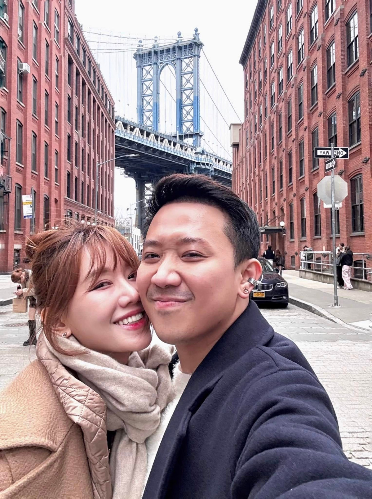 Dù cả hai đều bận rộn với lịch trình dày đặc, họ vẫn duy trì thói quen hẹn hò, du lịch cùng nhau và thường xuyên đăng tải những khoảnh khắc đời thường hạnh phúc trên mạng xã hội.