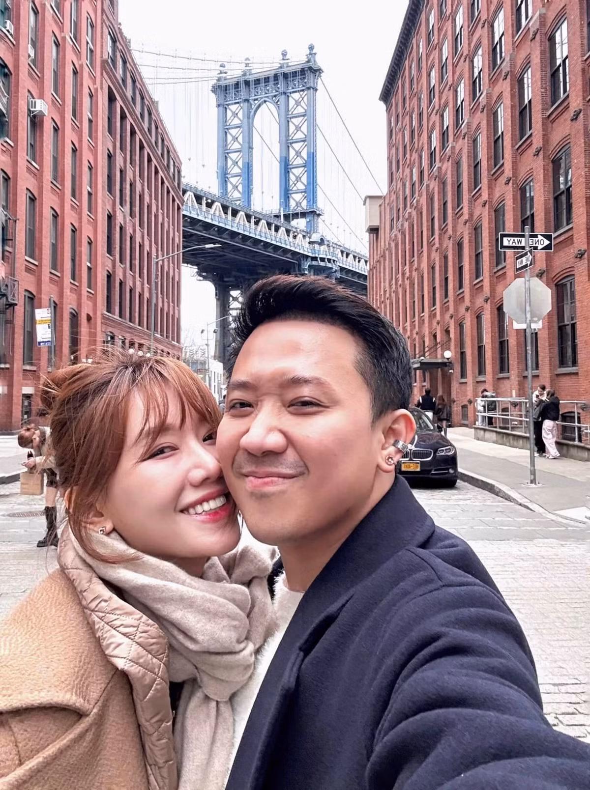 Dù cả hai đều bận rộn với lịch trình dày đặc, họ vẫn duy trì thói quen hẹn hò, du lịch cùng nhau và thường xuyên đăng tải những khoảnh khắc đời thường hạnh phúc trên mạng xã hội.