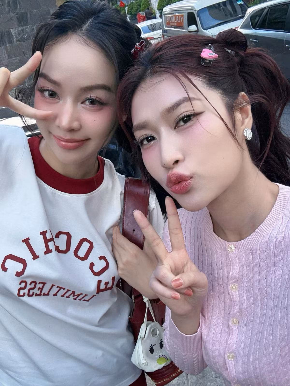 Cả hai khiến người hâm mộ cảm động bởi tình cảm chị em thân thiết, luôn đồng hành và ủng hộ nhau từ khi đội vương miện cho đến hành trình sau đăng quang.